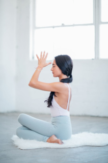 Bee Bosnak wearing Lululemon and doing yoga